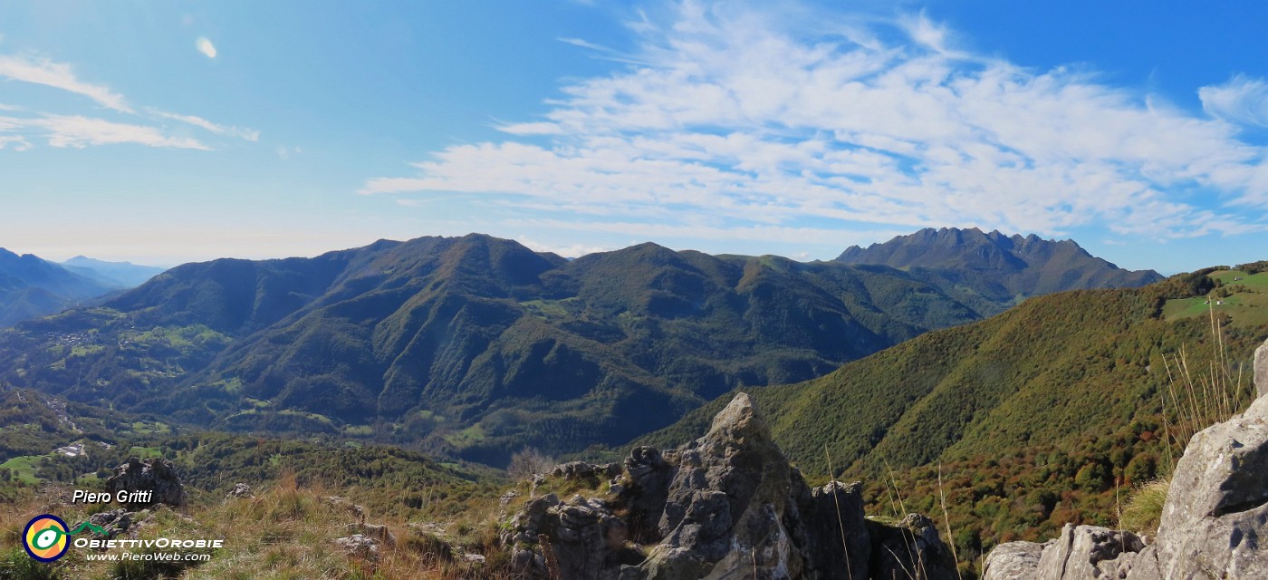 43 Vista panoramica dalla cima del Corno Zuccone verso ovest sulla  Val Taleggio.jpg